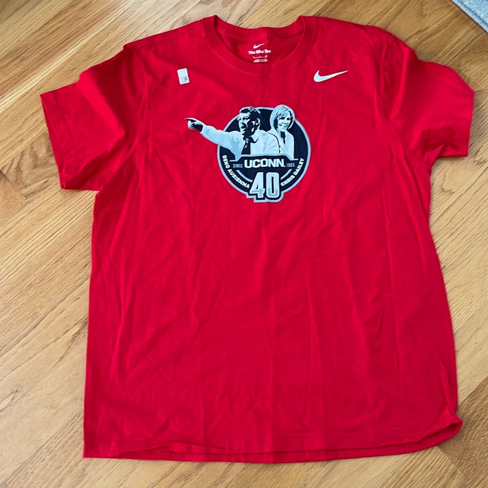 Nike UConn 40th Anniversary Basketball T-Shirt  size XL red Geno Auriemma NWT